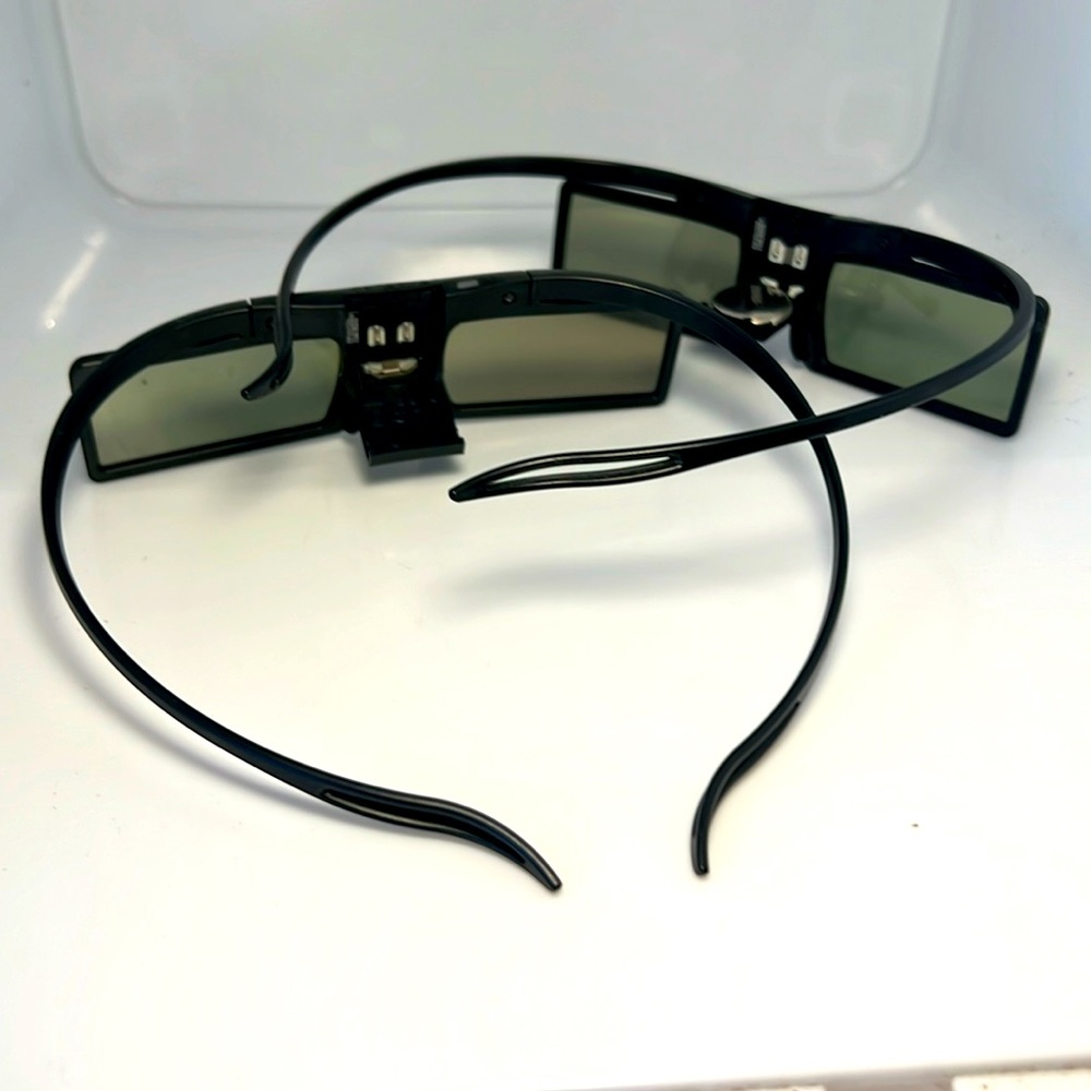 Samsung lithium 3V, 3-D glasses, batteries not included.